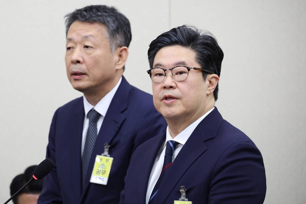 김병주 MBK파트너스 회장과 김광일 홈플러스 공동대표가 지난 2025년 10월 국회 정무위원회에서 열린 공정거래위원회 등에 대한 국정감사에 증인으로 출석해 의원 질의를 듣고 있다. 사진=박은숙 기자