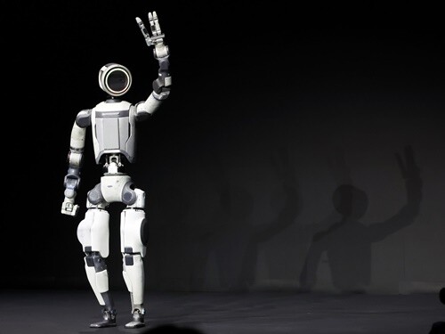 세계 최대 가전·정보기술(IT) 전시회 'CES 2026' 개막을 하루 앞둔 지난 1월 5일(현지시각) 미국 네바다주 라스베이거스 만달레이베이에서 열린 현대차그룹 프레스 컨퍼런스에서 차세대 전동식 아틀라스 시제품이 손인사하고 있다. 사진=연합뉴스