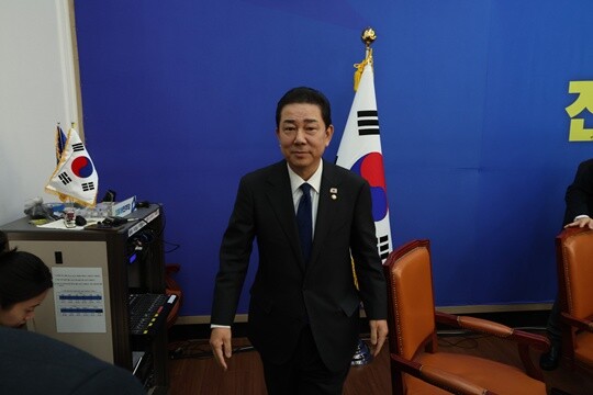 더불어민주당 김병기 원내대표가 2025년 12월 30일 국회에서 열린 민주당 원내대책회의에서 본인 의혹 관련해 사퇴 의사를 밝힌 뒤 회견장을 떠나고 있다. 사진=이종현 기자