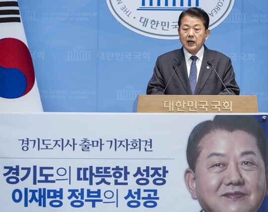 김병주 더불어민주당 의원이 지난 1월 5일 국회 소통관에서 6·3 지방선거 경기도지사 후보 출마 선언을 하고 있다. 사진=연합뉴스