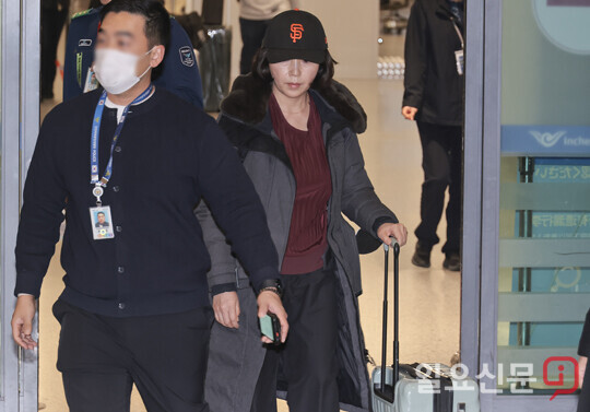 지난 2022년 지방선거를 앞두고 강선우 무소속 의원에게 '공천헌금' 1억원을 건넨 의혹을 받는 김경 서울시의원이 11일 오후 인천국제공항에서 귀국하고 있다. 사진=박정훈 기자