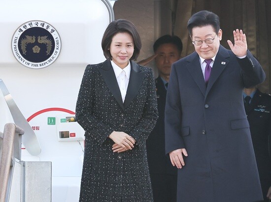1월 13일 한일정상회담 등 일본 순방 일정을 위해 공군 1호기에 탑승하는 이재명 대통령 부부. 사진=임준선 기자