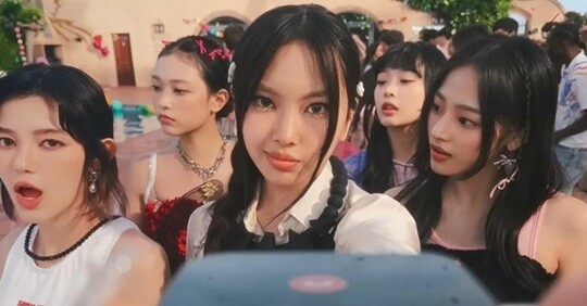 걸그룹 뉴진스(NewJeans)의 뮤직비디오 제작을 맡아왔던 신우석 감독과 광고제작사 돌고래유괴단이 뉴진스의 소속사 어도어(ADOR)와의 손해배상 소송 1심에서 패소했다. 사진=뉴진스 'ETA' 뮤직비디오 캡처