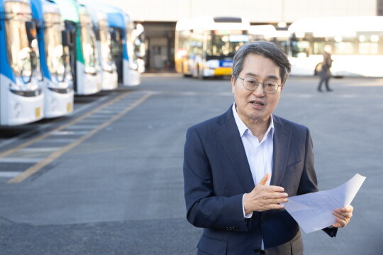 김동연 지사가 광명 화영운수에서 서울시 시내버스 파업 대응책을 밝히고 있다. 사진=경기도