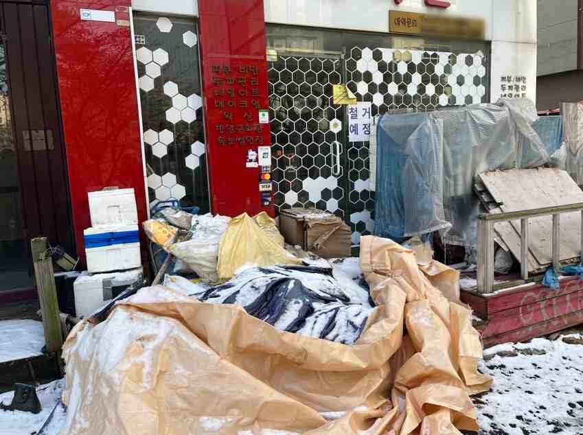 폐점한 가게에서 버린 폐기물들이 방치돼 있다. 사진=한승구 기자