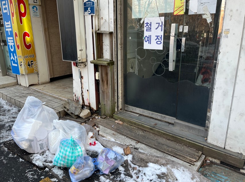 지난 14일 서울 서대문구 이대역 인근 공실 상가 앞. 서대문구에서 쓰레기 정비 작업을 시행했지만, 4일 뒤 또 다시 공실 상가 앞에 무단 투기한 쓰레기들이 쌓여 있다. 사진=한승구 기자