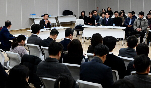 유정복 인천시장이 15일 중구 상상플랫폼에서 열린 '2026 주요업무보고회(인천관광공사, 인천문화재단)'에서 업무보고를 받고 직원과 대화하고 있다. 사진=인천시 제공