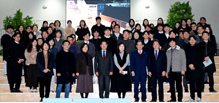 유정복 인천시장이 상상플랫폼에서 열린 '2026 주요업무보고회(인천관광공사, 인천문화재단)'를 마친 뒤 기념촬영을 하고 있다. 사진=인천시 제공