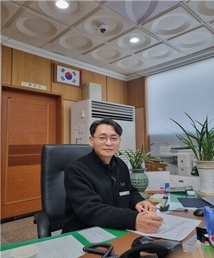 친인척 사칭 보이스피싱 사기를 막은 의령 신반우체국 진영식 국장. 사진=부산지방우정청 제공