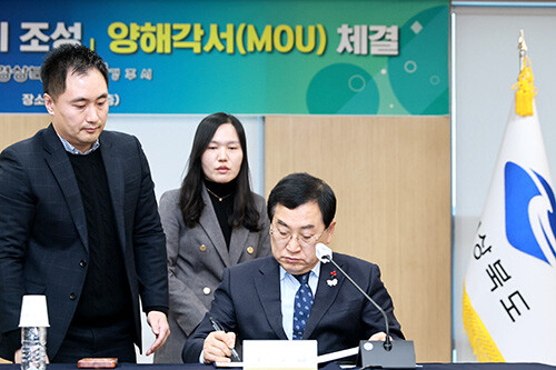 주낙영 시장이 15일 경북도청에서 열린 '경주 코리아 폴로파크 관광단지 조성 업무협약식'에서 협약서에 서명하고 있다. 사진=경주시 제공