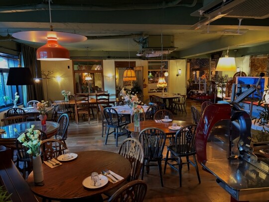 ‘요리하는 방송작가’ 이선영 대표는 용산구 한남동에서 와인 비스트로 ‘동남방앗간’ 한남점을 운영 중이다. 빈티지 가구와 소품으로 가득 찬 이곳은 고객들에게 아늑한 분위기와 경험을 제공한다. 사진=동남방앗간 한남점 제공