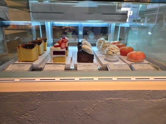 ‘빠다걸’로  ‘흑백요리사2’에 출연한 임하선 셰프는 압구정 로데오 인근에서 ‘파티셰리 후르츠’라는 디저트 카페를 운영 중이다. 시그니처인 과일 모양을 그대로 본뜬 수제 케이크는 “눈으로 먹는다”는 말이 어울릴 정도다.사진=손우현 기자