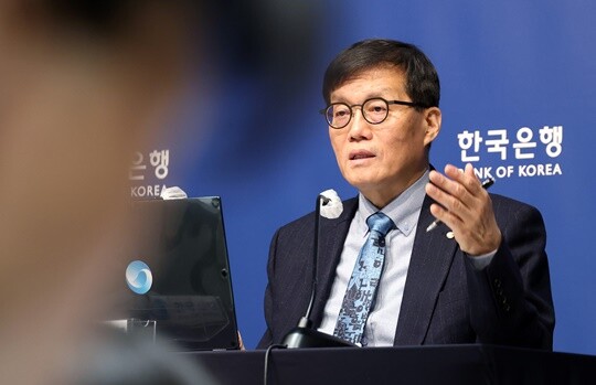 한국은행이 새해 첫 통화정책방향회의에서 기준금리를 동결했다. 이창용 한국은행 총재가 15일 오전 서울 중구 한국은행에서 열린 통화정책방향 기자간담회에서 취재진 질문에 답하고 있다. 사진=최준필 기자