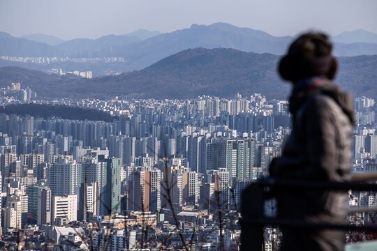 이번 금리동결 결정엔 불안정한 부동산 시장도 영향을 끼쳤다. 서울 용산구 남산에서 바라본 서울 시내 아파트 단지. 사진=최준필 기자