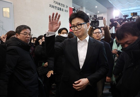 국민의힘 한동훈 전 대표가 1월 14일 당 윤리위원회제명 결정에 대해 소통관에서 입장을 밝히고 퇴장하고 있다. 사진=이종현 기자