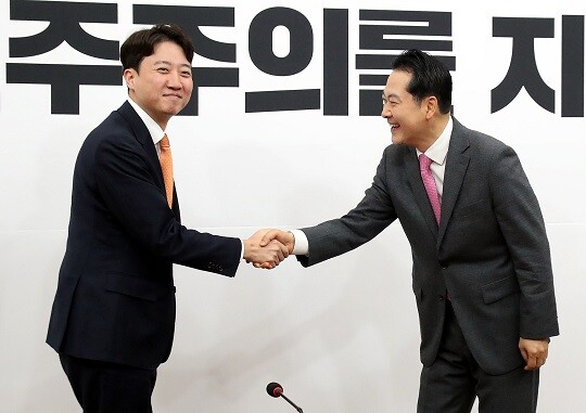 국민의힘 장동혁 대표와 이준석 개혁신당 대표가 1월 13일 국민의힘 당대표 회의실에서 만나는 모습. 사진=이종현 기자