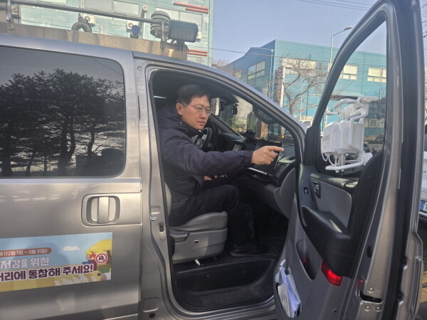 이상진 수도권대기환경청장이 16일 경기시흥시화산업단지에서 이동측정차량을 활용한 미세먼지 측정 현장을 점검하고 있다. 사진=수도권대기환경청 제공