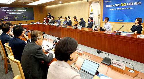 이철우 지사 주재로 'AI돌봄 혁신 저출생과 전쟁 혁신대책회의'가 열리고 있다. 사진=경북도 제공