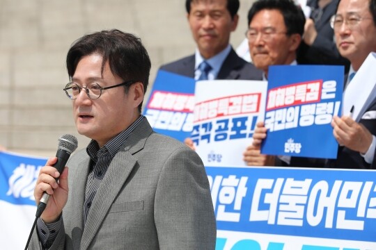 홍익표 더불어민주당 전 원내대표가 2024년 5월 10일 서울 여의도 국회 본관 앞에서 열린 '채해병 특검 관철을 위한 더불어민주당 초선 당선인 비상행동 선포식'에서 발언을 하고 있다. 사진=박은숙 기자