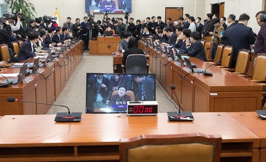 1월 19일 오전 서울 여의도 국회 재정경제기획위원회(재경위)에서 열릴 예정이었던 이혜훈 기획예산처 장관 후보자의 인사청문회를 앞두고 이 후보자의 자리가 비어있다. 국회 여야 재경 위원들은 이 장관 후보자의 출석여부를 두고 공방을 벌이고 있다. 사진=이종현 기자