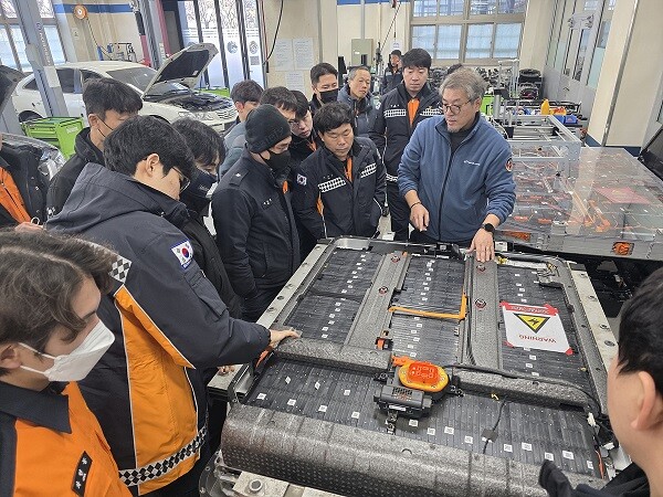 12일 영남이공대학교에서 현장대원들이 전기자동차 관련 화재에 대한 교육을 받고 있다. 사진=대구시 제공