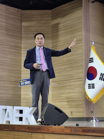 신년기자회견을 갖고 있는 정장선 평택시장. 사진=박창식 기자