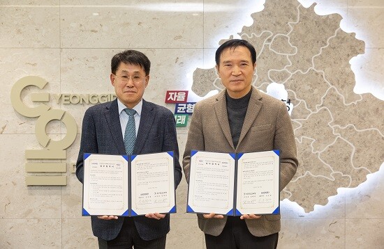 임태희 경기도교육감이 19일 삼성문화재단과 업무협약을 체결한 뒤 기념촬영하고 있다. 사진=경기도교육청 제공