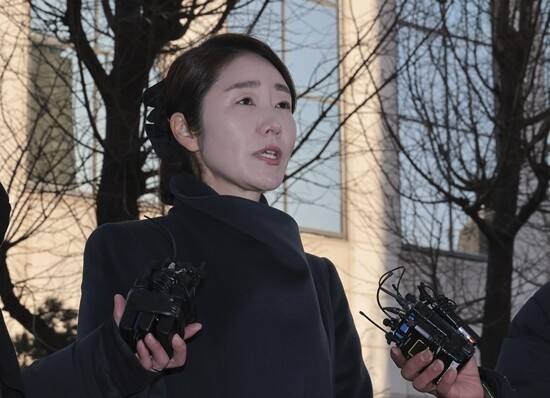 2022년 지방선거를 앞두고 전 사무국장 남모씨를 통해 김경 서울시의원이 공천 대가로 건넨 1억원을 수수한 혐의를 받는 무소속 강선우 의원이 1월 20일 서울 마포구 서울경찰청 공공범죄수사대로 출석하며 입장을 밝히고 있다.  사진 = 박정훈 기자