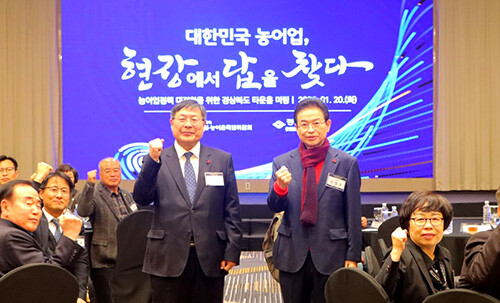 20일 스탠포드호텔 안동에서 열린 ‘농어업정책 대전환을 위한 타운 홀 미팅’에서 김호 대통령 직속 농어업위원장(왼쪽), 이철우 지사가 파이팅을 외치고 있다. 사진=경북도 제공