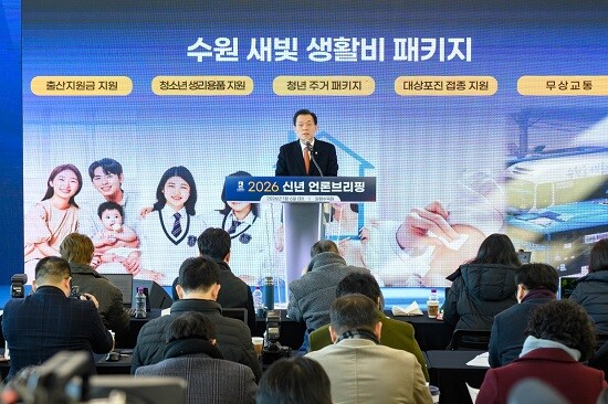 이재준 수원시장이 1월 6일 신년 브리핑에서 '새빛 생활비 패키지'에 대해 설명하고 있다. 사진=수원시 제공