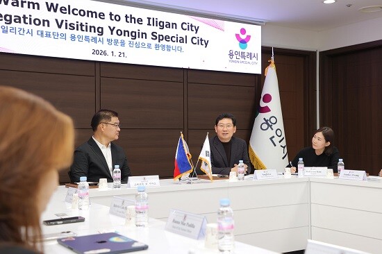 이상일 용인특례시장이 21일 프레데릭 위 시아오 필리핀 일리간시장과 간담회를 갖고 있다. 사진=용인특례시 제공