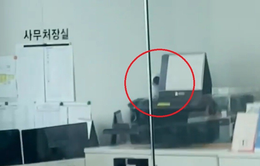 2025년 12월 27일  촬영된 사진. 대한체조협회 사무처장 사무실 프린트기 위에 홈캠이 놓여 있는 장면. 사진=제보자 제공