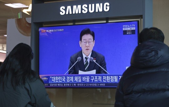 21일 서울 용산구 서울역 대합실에 이재명 대통령 신년 기자회견 방송이 나오고 있다. 사진=박정훈 기자