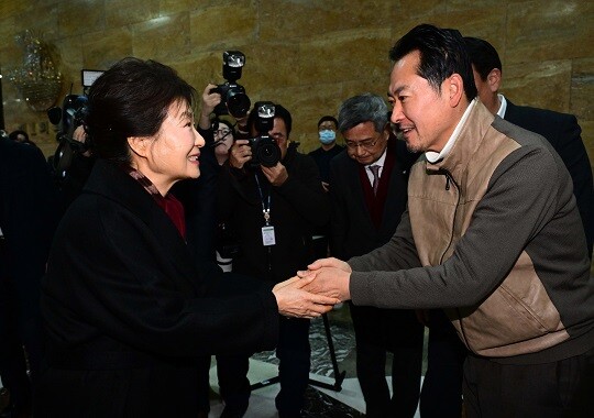 박근혜 전 대통령이 1월 22일 단식 중인 국민의힘 장동혁 대표를 방문해 인사하고 있다. 사진=연합뉴스