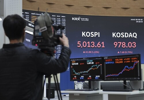 1월 23일 오전 코스피 지수가 어제에 이어 장중 5000선을 돌파했다. 서울 영등포구 한국거래소. 사진=박정훈 기자