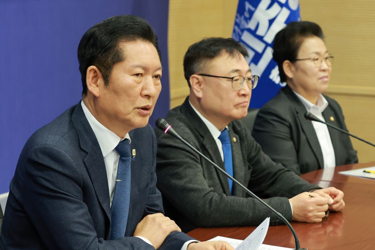 정청래 대표가 23일 충북 진천 국가대표선수촌에서 열린 현장 최고위원회의에서 발언하고 있다. 사진=연합뉴스