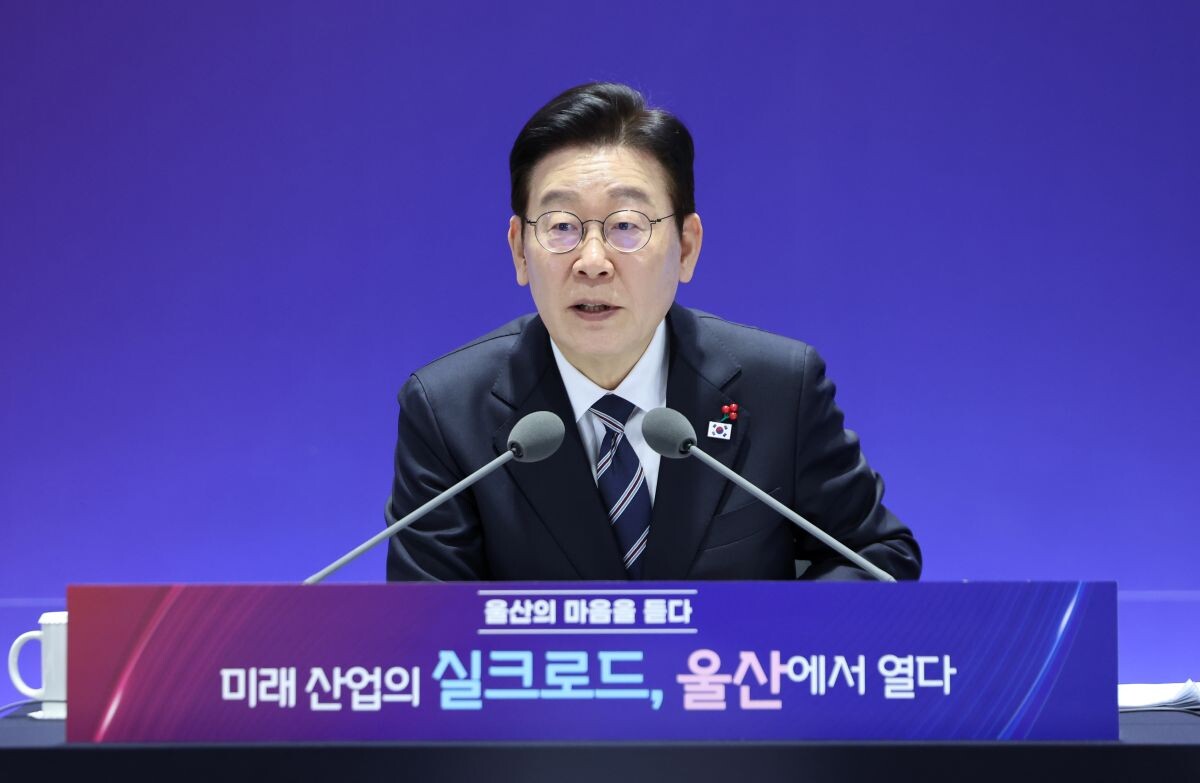 이재명 대통령이 23일 울산전시컨벤션센터에서 열린 ‘울산의 마음을 듣다’ 타운홀미팅 간담회에서 발언하고 있다. 사진=연합뉴스