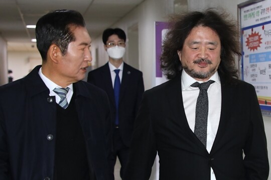 방송인 김어준 씨가 2024년 12월 13일 국회에서 열린 과학기술정보방송통신위원회 전체회의에서 참고인으로 출석, 계엄 당시 암살조 가동 등 제보 내용을 밝힌 뒤 국회 경위들의 보호를 받으며 떠나고 있다. 왼쪽은 정청래 당시 더불어민주당 의원(현 민주당 대표). 사진=박은숙 기자