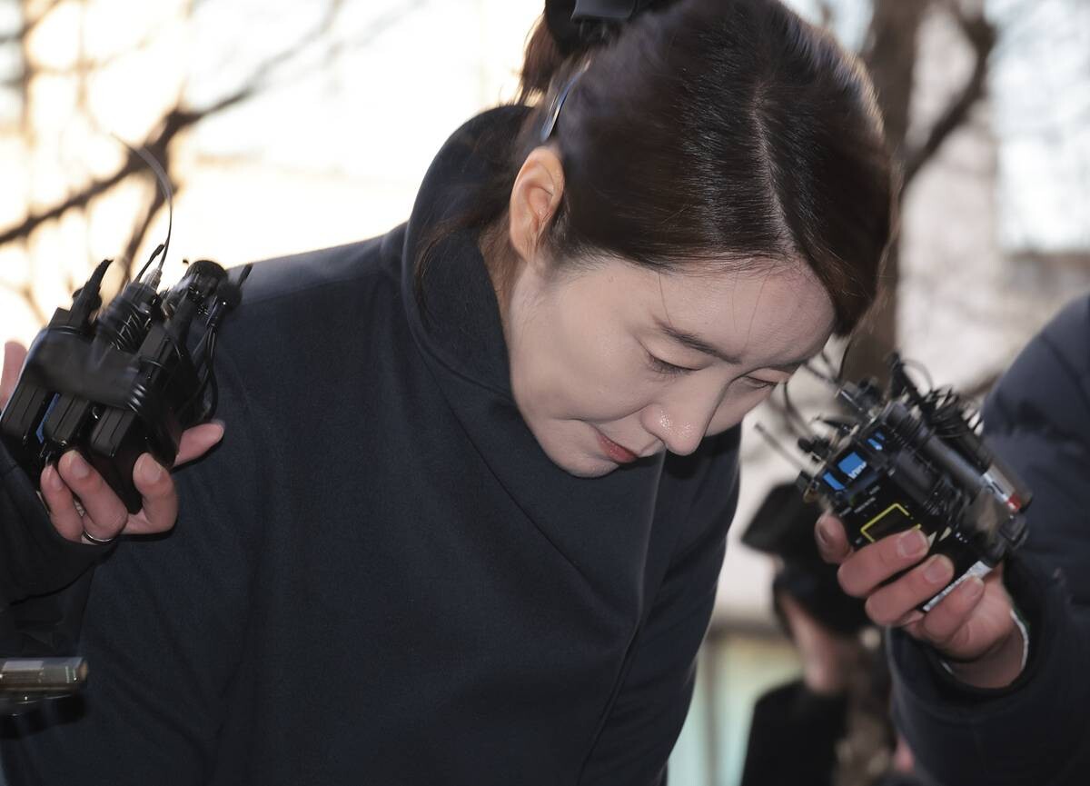 김경 서울시의원으로부터 공천헌금 1억 원을 수수한 의혹을 받는 무소속 강선우 의원이 20일 오전 서울경찰청 마포청사에 피의자 신분으로 출석하고 있다. 사진=박정훈 기자