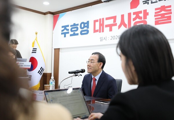 주호영 국회 부의장(국민의힘·대구 수성구갑)이 25일 대구 수성구 국민의힘 대구시당에서 열린 기자 간담회에서 6·3 지방선거 대구시장 출마와 관련된 입장 및 행정통합과 관련된 의견을 밝히고 있다. 사진=남경원 기자