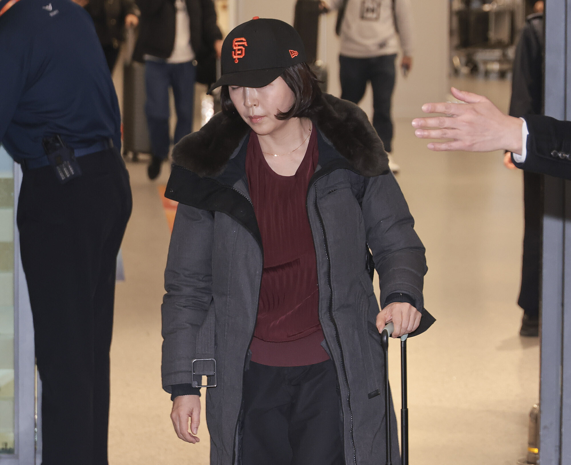지난 11일 인천국제공항을 통해 입국하는 김경 서울시의원. 사진=박정훈 기자