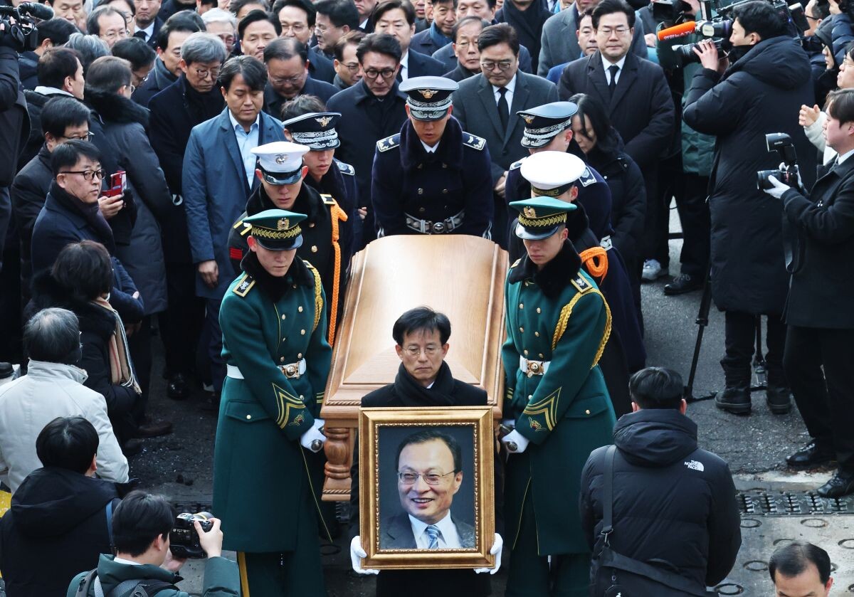 이해찬 전 수석부의장의 시신과 영정이 27일 서울 종로구 서울대학교병원 장례식장에 도착해 운구되고 있다. 사진=연합뉴스