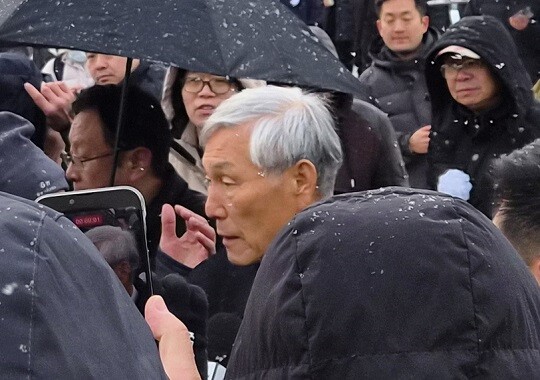 수많은 인파를 가르고 장례식장에 입장하는 조훈현 9단(가운데). 사진=한국기원 제공