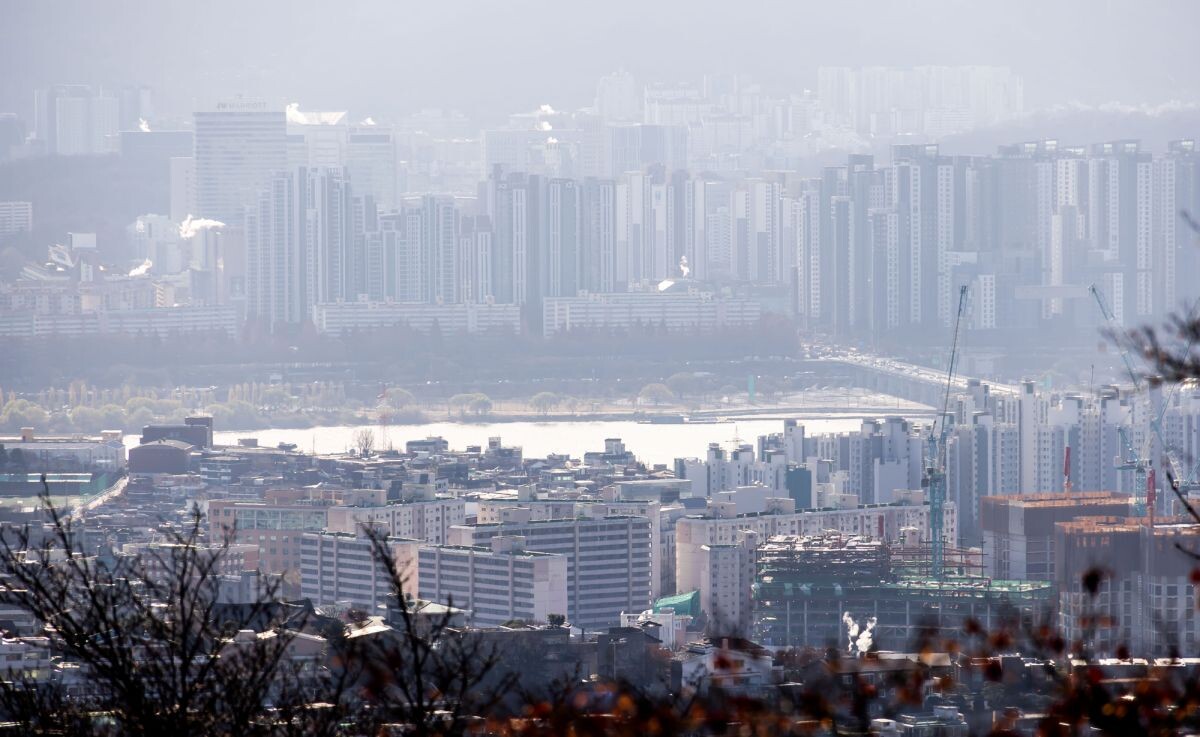 서울 용산구 남산에서 바라 본 서울 시내 아파트 단지 스케치. 사진=최준필 기자