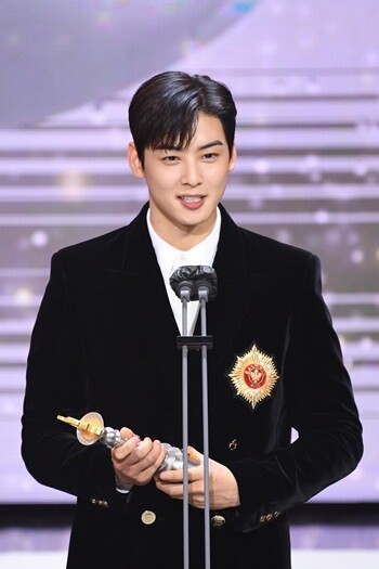 가수 겸 배우 차은우의 탈세 논란의 쟁점은 그의 모친이 설립한 법인의 '업무 수행 여부'에 있다는 분석이 나온다. 사진=SBS 제공