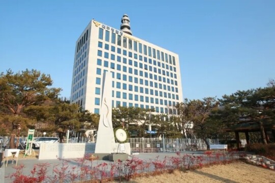 1월 29일 대구경찰청에는 이날 0시 55분쯤 대구 달성군 현풍읍 한 노래방에서 보이스피싱 관련 범죄에 연루된 피의자 A 씨가 검거됐다고 밝혔다. A 씨는 전날 경찰 검거 과정에서 수갑을 찬 채 도주한 바 있다. 사진=대구경찰청 제공