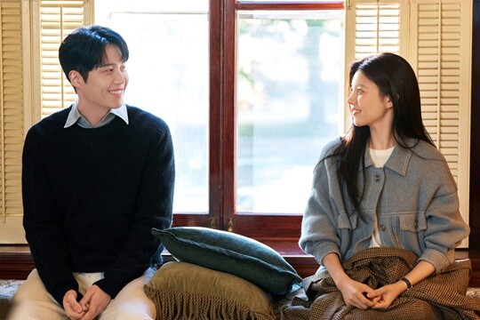 '로코킹'으로의 성공적인 귀환을 알린 김선호는 "어떤 장르, 작품에서든 어딘가에 있을 법한 연기를 보여주고 싶다"는 포부를 밝혔다. 사진=넷플릭스 '이 사랑 통역되나요?' 스틸컷