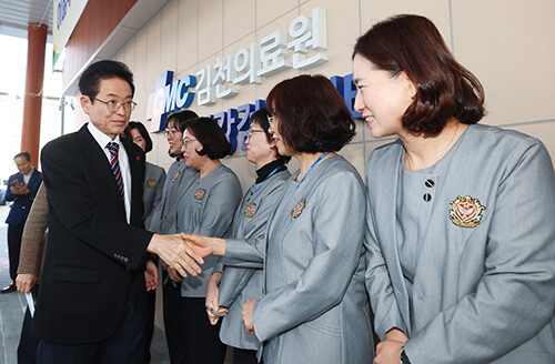 29일 김천의료원을 방문한 이철우 지사가 의료원 관계자들을 격려하고 있다. 사진=경북도 제공