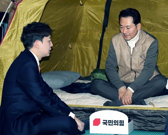 1월 21일 단식 7일 차를 맞은 국민의힘 장동혁 대표를 찾은 개혁신당 이준석 대표. 사진=이종현 기자