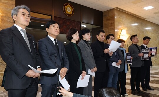 더불어민주당 조국혁신당 등 범여권 국회 법제사법위원들이 1월 29일 국회 로텐더홀에서 법원의 김건희 씨 1심 선고에 대한 문제점을 지적하는 기자회견을 하고 있다. 사진=연합뉴스